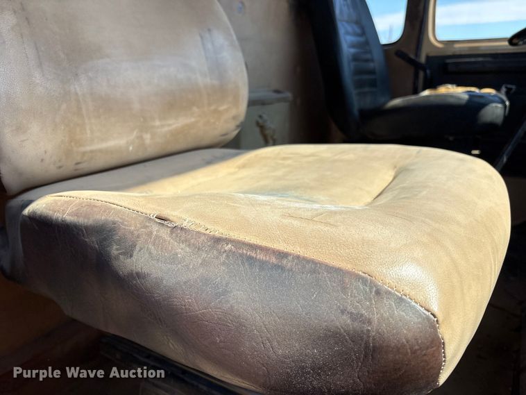 image for item EF6118 1989 Mack CM flatbed truck