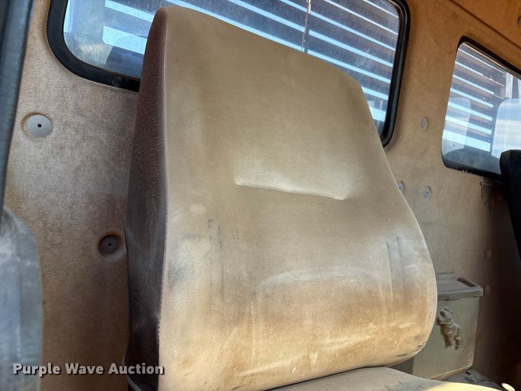 image for item EF6118 1989 Mack CM flatbed truck