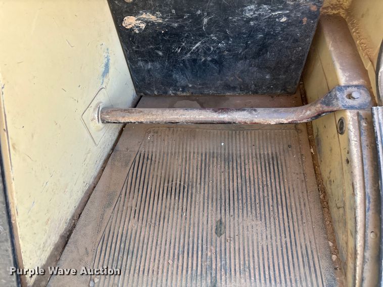 image for item EF6118 1989 Mack CM flatbed truck