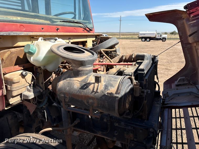 image for item EF6118 1989 Mack CM flatbed truck