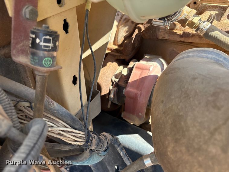 image for item EF6118 1989 Mack CM flatbed truck