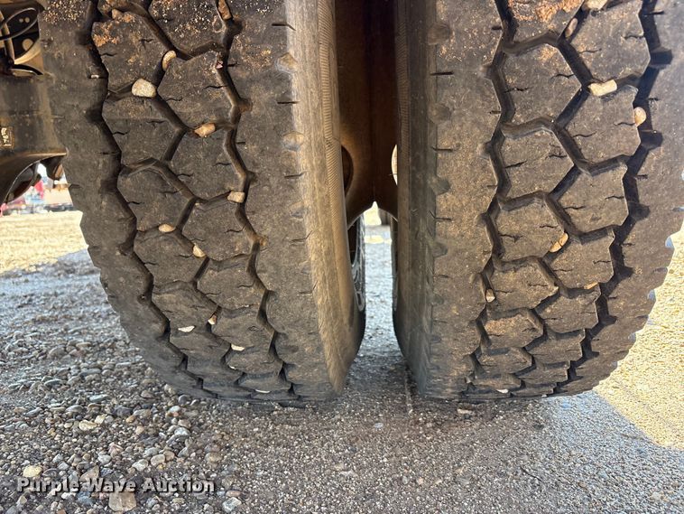 image for item EF6118 1989 Mack CM flatbed truck