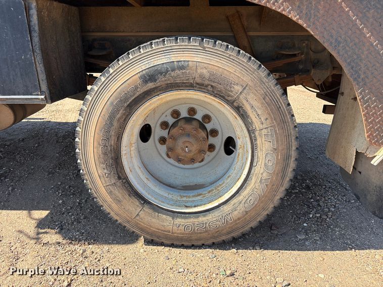 image for item EF6118 1989 Mack CM flatbed truck