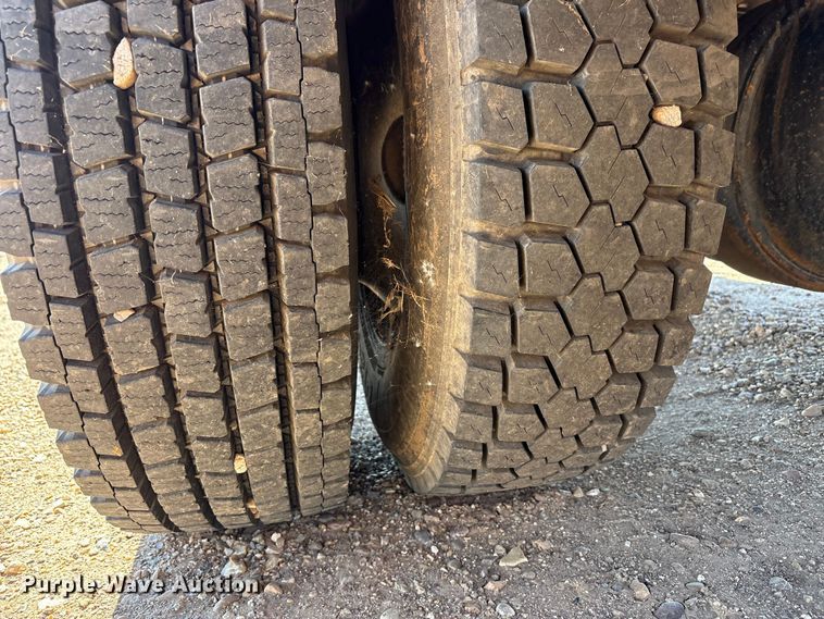 image for item EF6118 1989 Mack CM flatbed truck