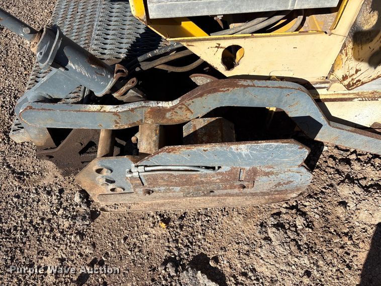 image for item EF6122 Gehl 1648 Plus paver