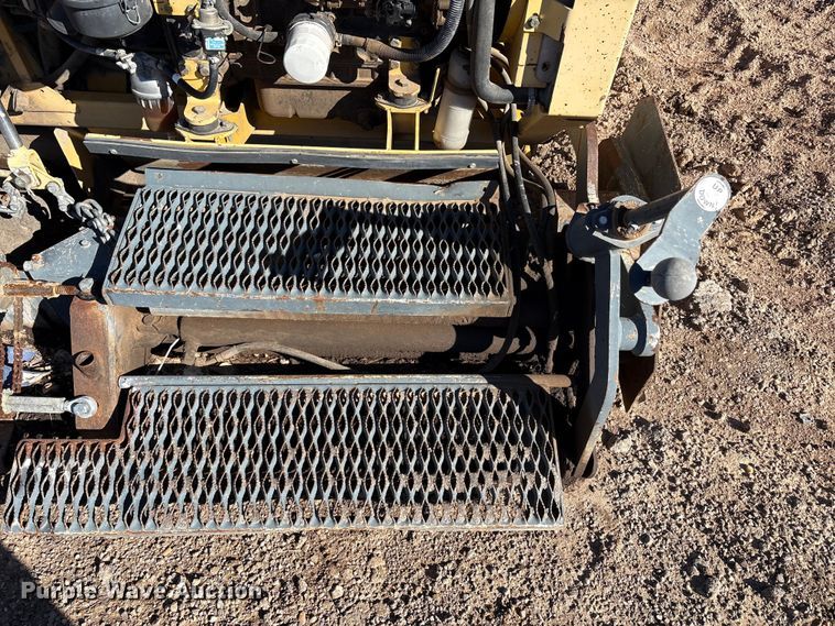 image for item EF6122 Gehl 1648 Plus paver