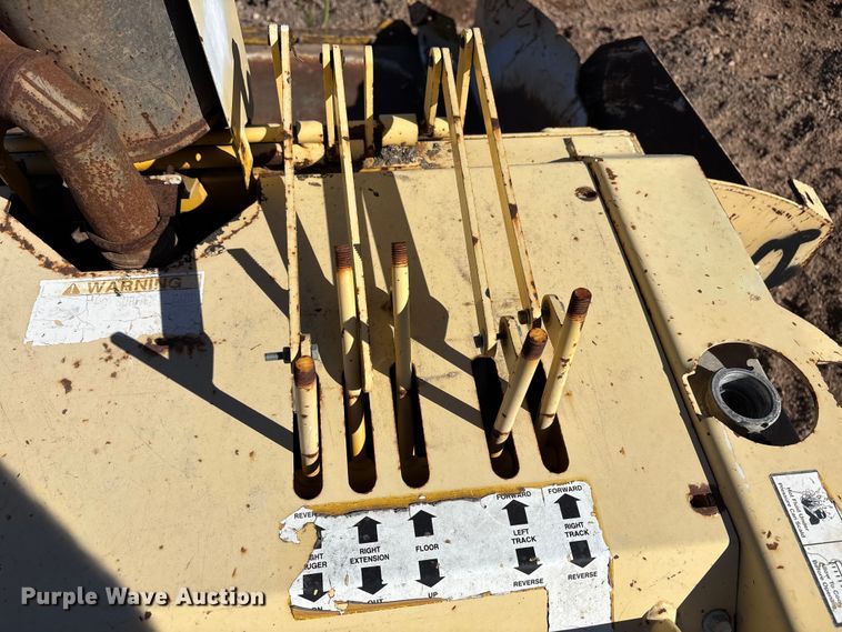 image for item EF6122 Gehl 1648 Plus paver