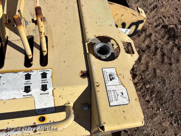 image for item EF6122 Gehl 1648 Plus paver