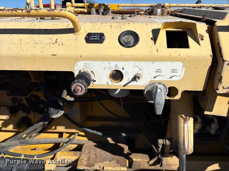 image for item EF6122 Gehl 1648 Plus paver