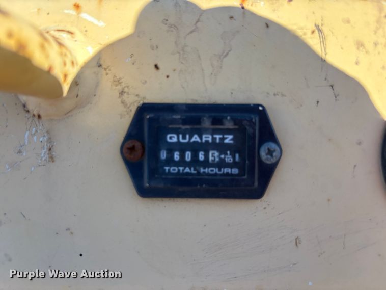 image for item EF6122 Gehl 1648 Plus paver