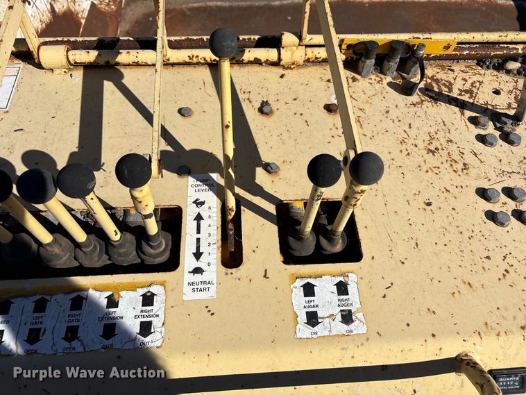 image for item EF6122 Gehl 1648 Plus paver