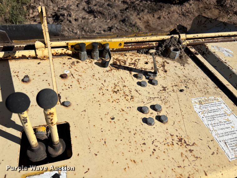 image for item EF6122 Gehl 1648 Plus paver