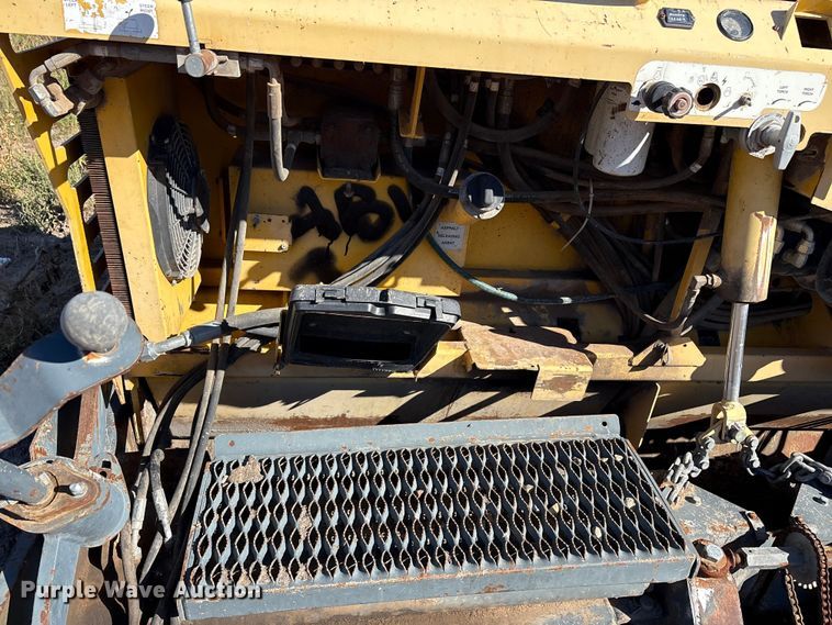 image for item EF6122 Gehl 1648 Plus paver