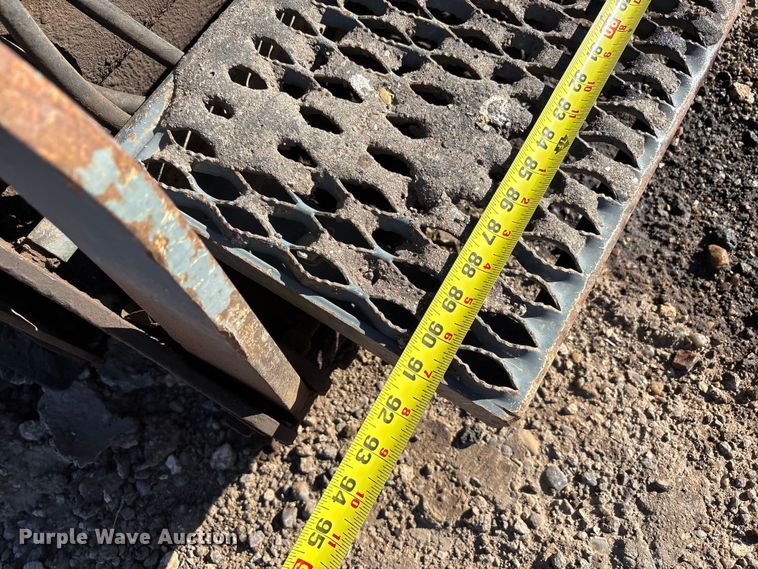 image for item EF6122 Gehl 1648 Plus paver