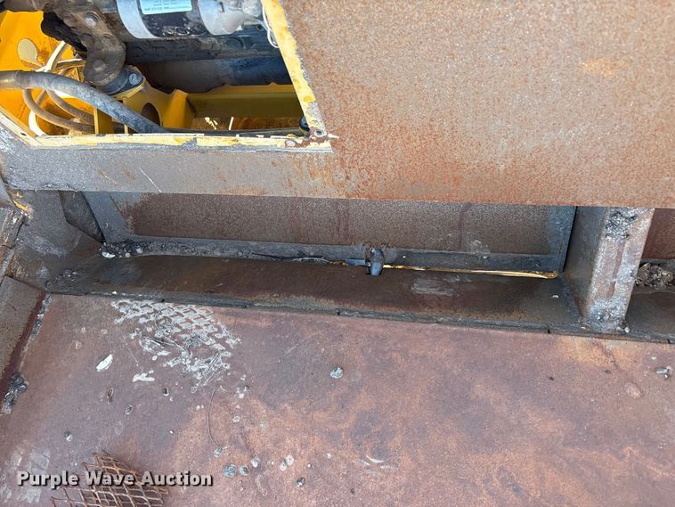 image for item EF6122 Gehl 1648 Plus paver