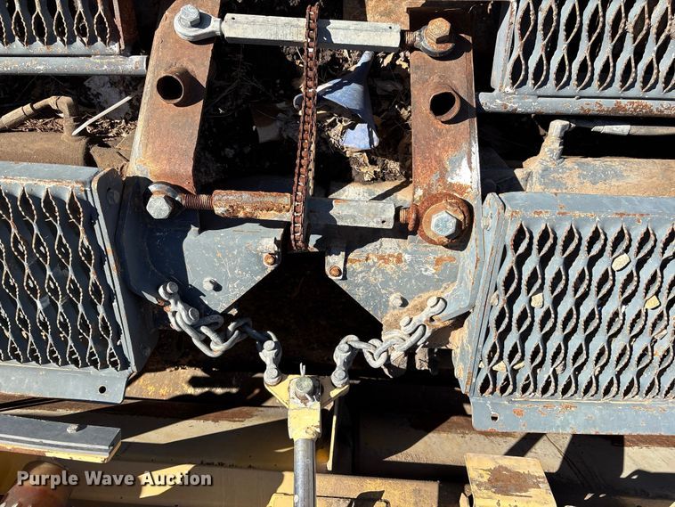 image for item EF6122 Gehl 1648 Plus paver