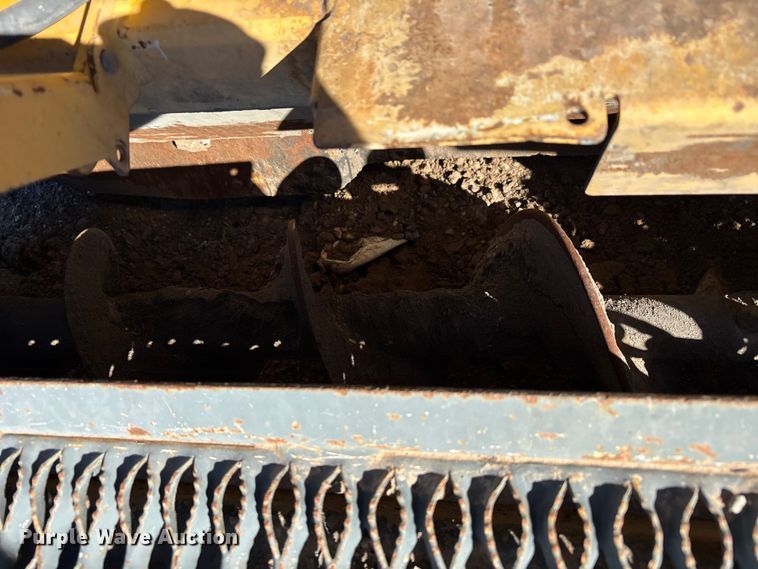 image for item EF6122 Gehl 1648 Plus paver