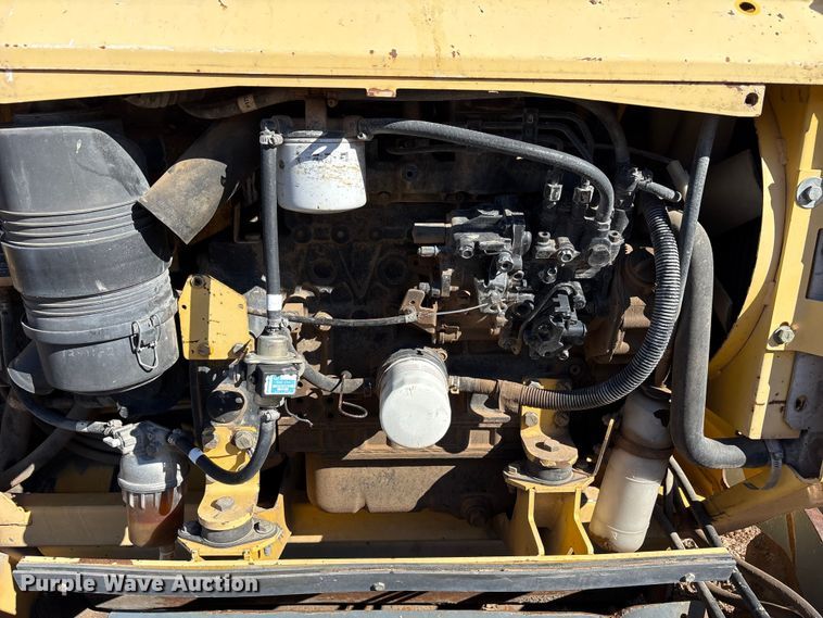 image for item EF6122 Gehl 1648 Plus paver