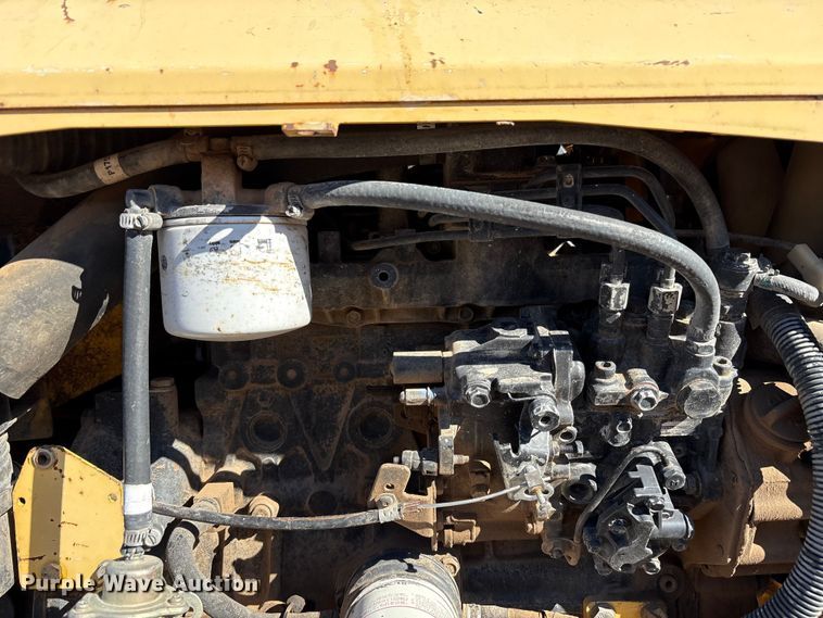 image for item EF6122 Gehl 1648 Plus paver