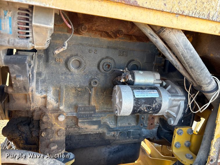 image for item EF6122 Gehl 1648 Plus paver