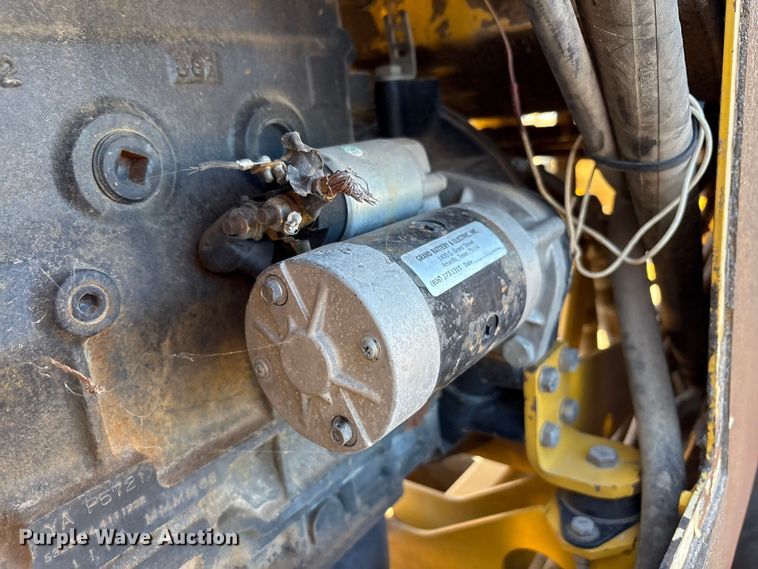 image for item EF6122 Gehl 1648 Plus paver