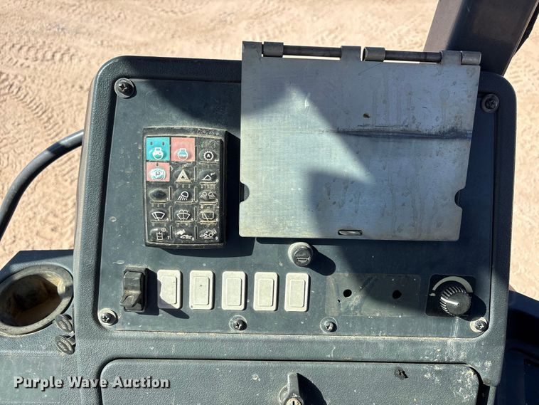 image for item EF6124 2014 John Deere 310SK backhoe