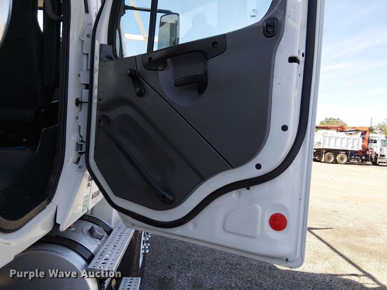 image for item EG1677 2007 Freightliner Business Class M2 Crew Cab crane truck