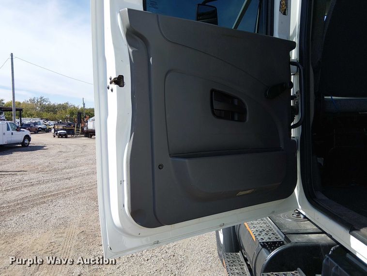 image for item EG1678 2010 International WorkStar 7500 Crew Cab crane truck