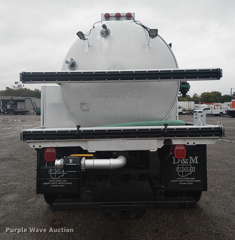 image for item EG1685 2014 Peterbilt 330 vacuum truck