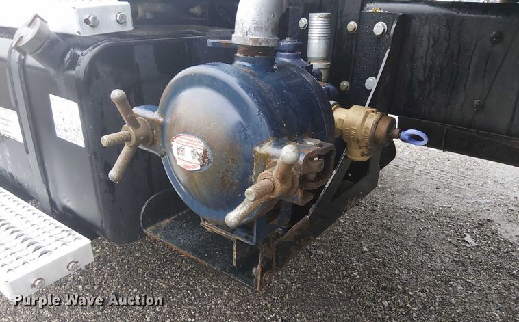 image for item EG1685 2014 Peterbilt 330 vacuum truck