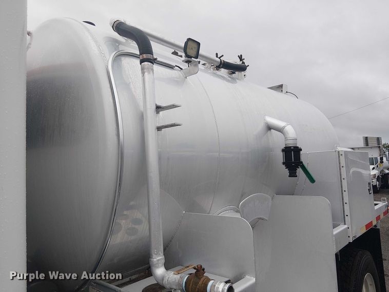image for item EG1685 2014 Peterbilt 330 vacuum truck