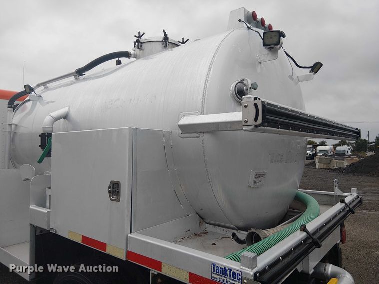 image for item EG1685 2014 Peterbilt 330 vacuum truck