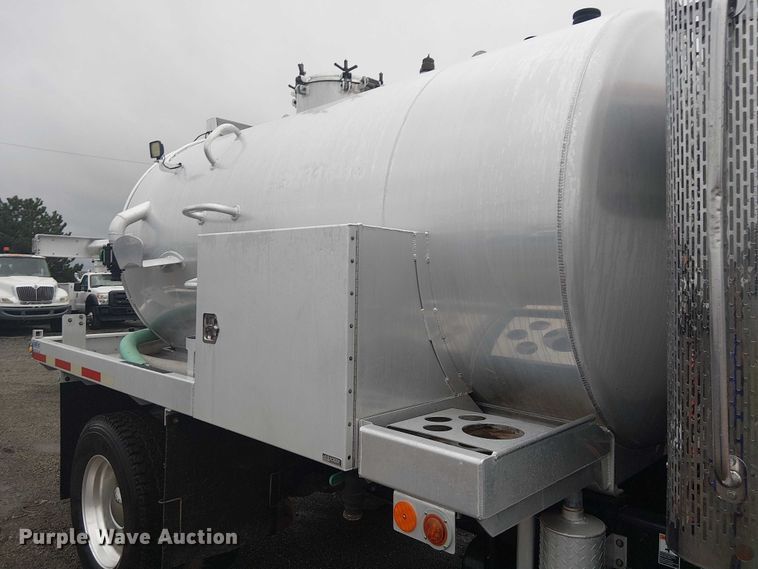 image for item EG1685 2014 Peterbilt 330 vacuum truck