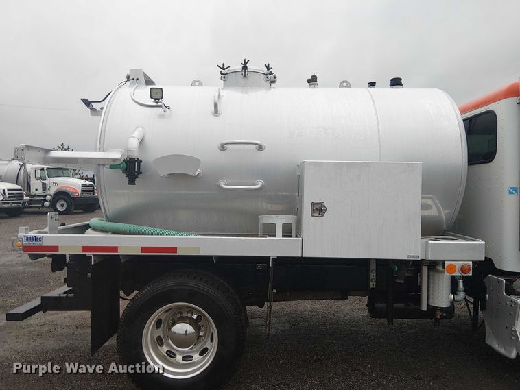 image for item EG1685 2014 Peterbilt 330 vacuum truck