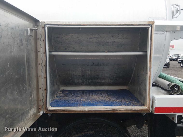 image for item EG1685 2014 Peterbilt 330 vacuum truck