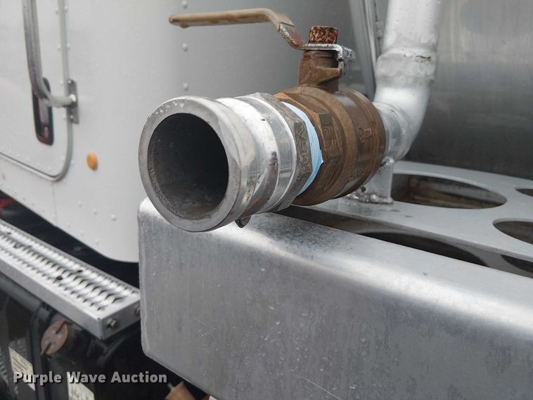 image for item EG1685 2014 Peterbilt 330 vacuum truck