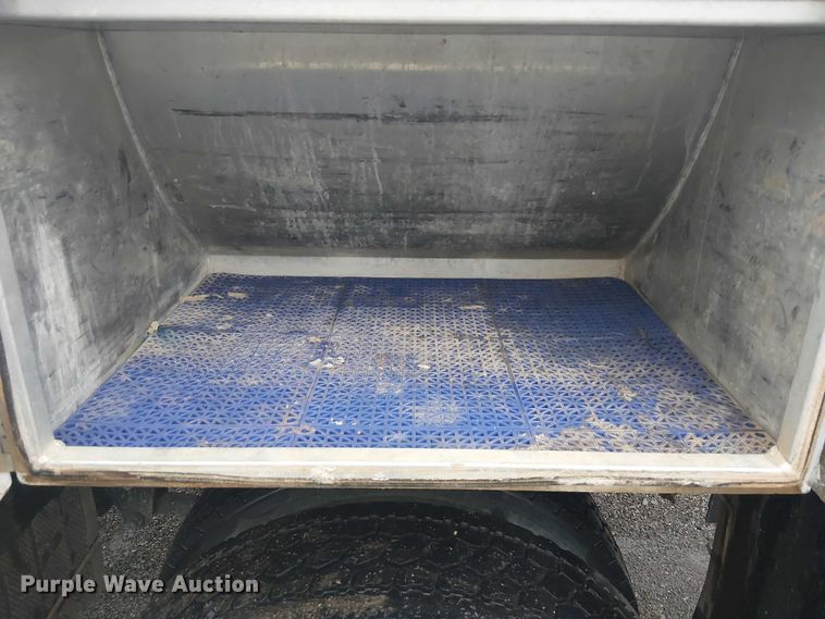 image for item EG1685 2014 Peterbilt 330 vacuum truck