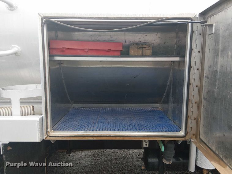 image for item EG1685 2014 Peterbilt 330 vacuum truck