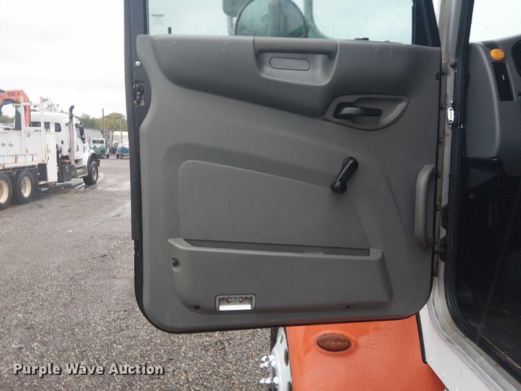 image for item EG1685 2014 Peterbilt 330 vacuum truck