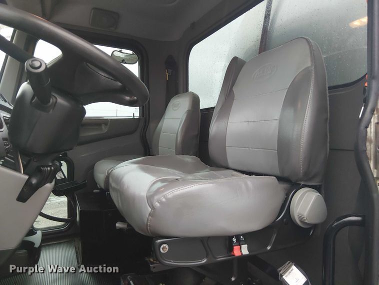 image for item EG1685 2014 Peterbilt 330 vacuum truck