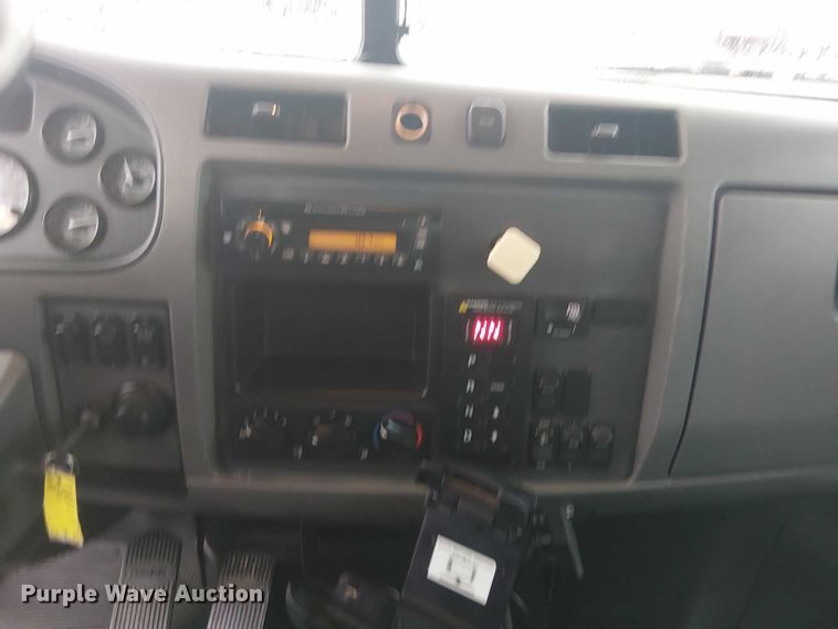 image for item EG1685 2014 Peterbilt 330 vacuum truck