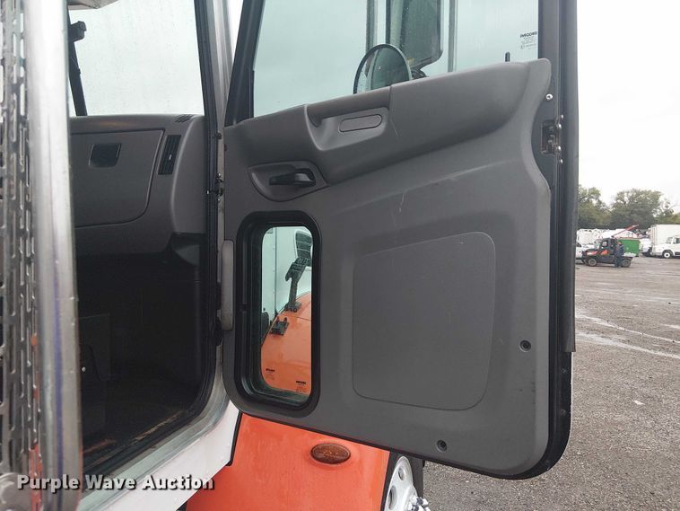 image for item EG1685 2014 Peterbilt 330 vacuum truck