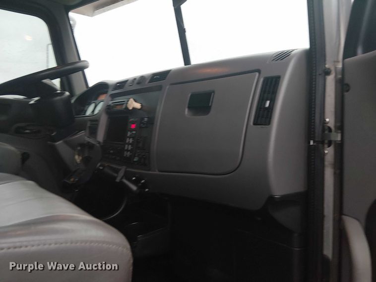 image for item EG1685 2014 Peterbilt 330 vacuum truck