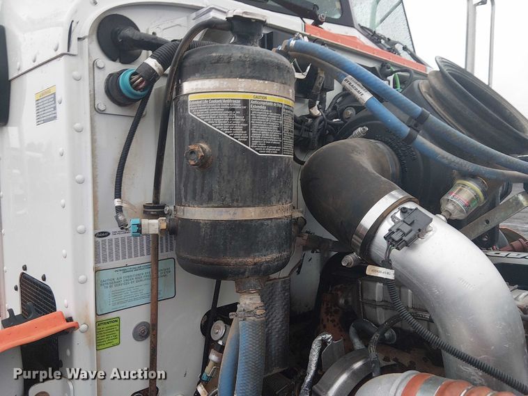 image for item EG1685 2014 Peterbilt 330 vacuum truck