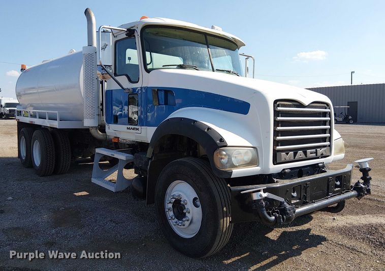 image for item EG8259 2007 Mack CTP713  water truck