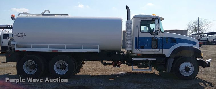 image for item EG8259 2007 Mack CTP713  water truck