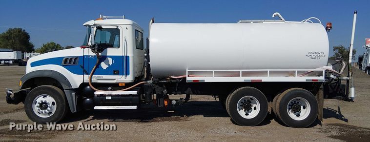 image for item EG8259 2007 Mack CTP713  water truck