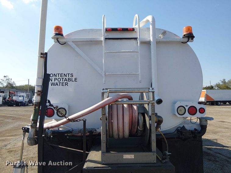 image for item EG8259 2007 Mack CTP713  water truck