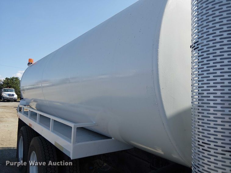 image for item EG8259 2007 Mack CTP713  water truck