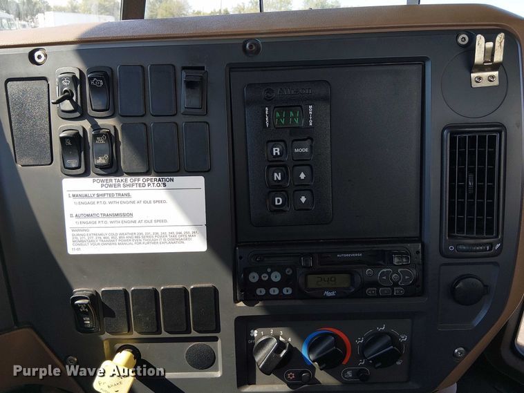 image for item EG8259 2007 Mack CTP713  water truck